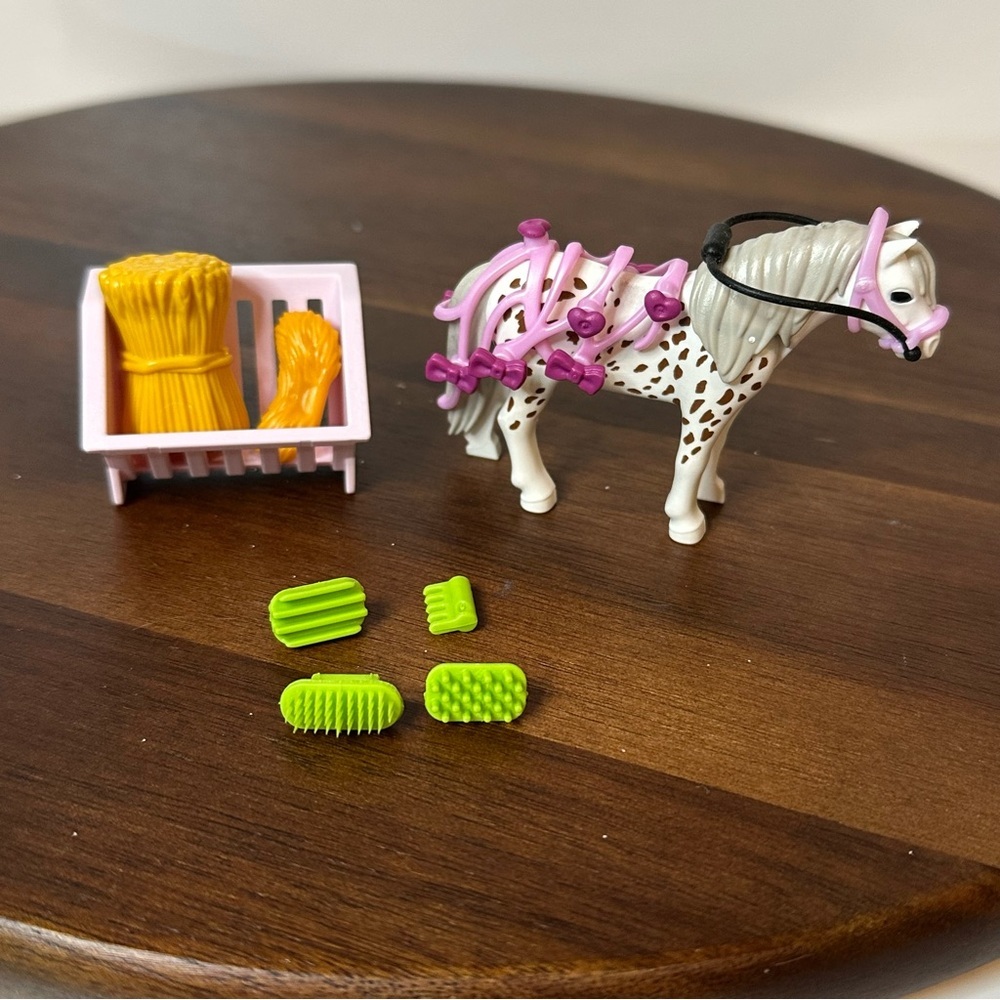 Playmobil Horse Grooming Set – Spotted Horse, Feed Bin & Accessories